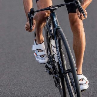 „Rychlost začíná u detailů. Triatlonové tretry Cadomotus World Cup přinášejí stabilitu, efektivní přenos síly a pohodlí i...